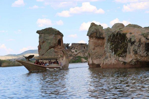 Frig kayığı, Emre Gölü’ne indirildi