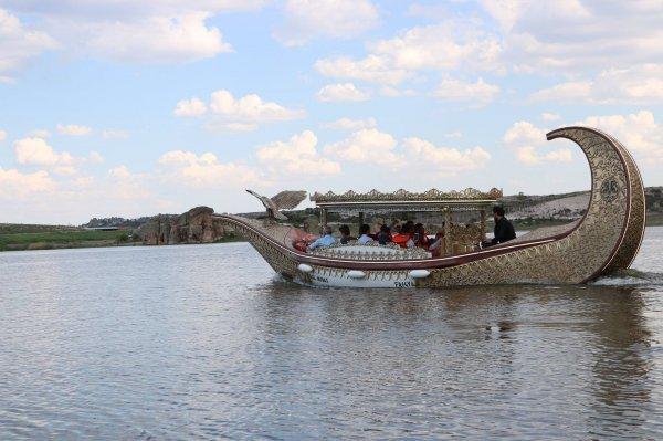 Frig kayığı, Emre Gölü’ne indirildi