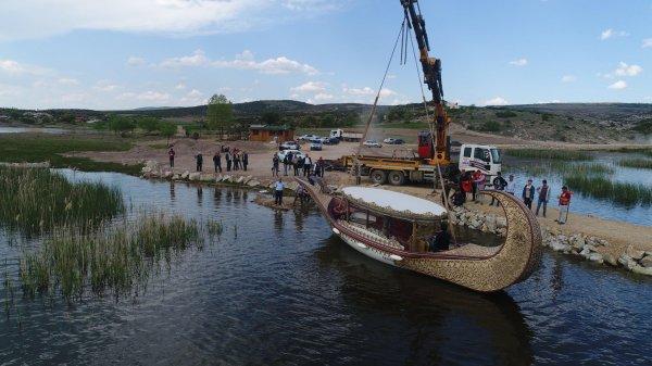 Frig kayığı, Emre Gölü’ne indirildi