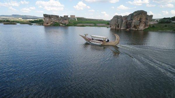 Frig kayığı, Emre Gölü’ne indirildi
