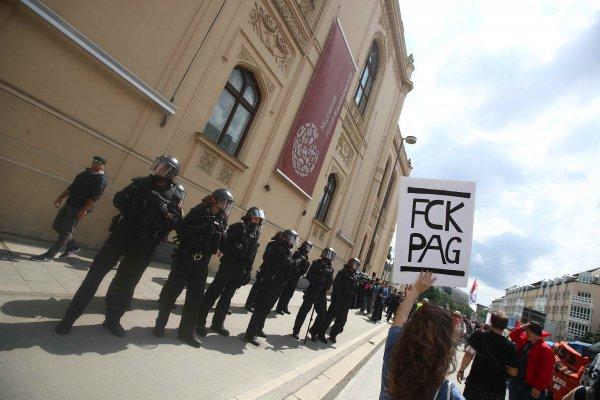 Almanya'da polis karşıtı gösteri