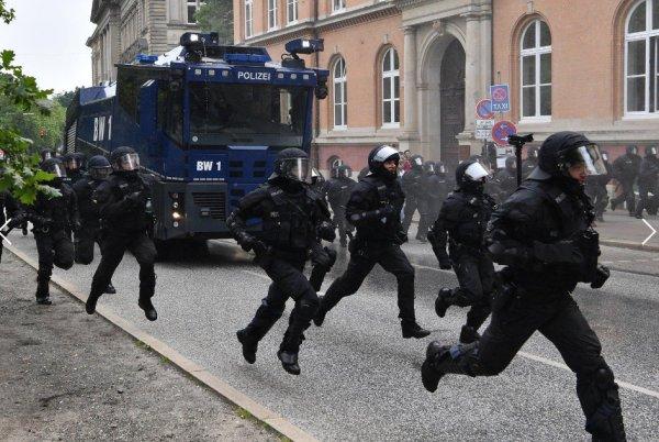 Almanya'da polis karşıtı gösteri