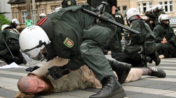 Almanya'da polis karşıtı gösteri