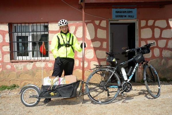Kitap için 14 ayda 1124 kilometre pedal çevirdi
