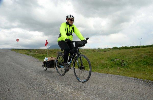 Kitap için 14 ayda 1124 kilometre pedal çevirdi