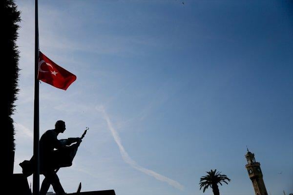 Filistinliler için bayraklar yarıya indirildi