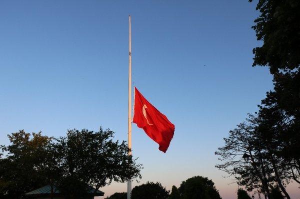 Filistinliler için bayraklar yarıya indirildi