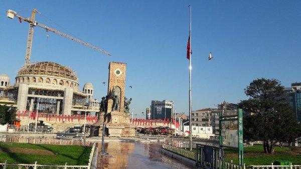 Filistinliler için bayraklar yarıya indirildi