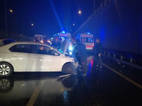 Tırın sıkıştırdığı otomobil kaza yaptı: 4 yaralı