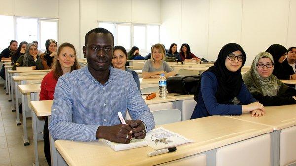 Sudanlı gençten Türk öğrencilere Türkçe dersi