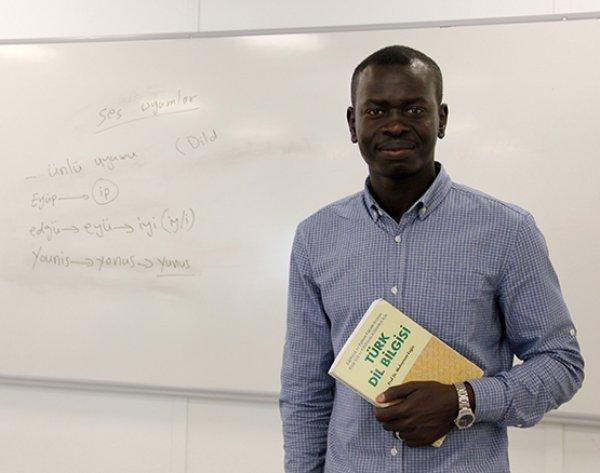 Sudanlı gençten Türk öğrencilere Türkçe dersi