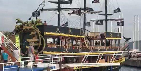 Tur teknesinin dümeni kilitlendi; faciadan su altından müdahaleyle dönüldü