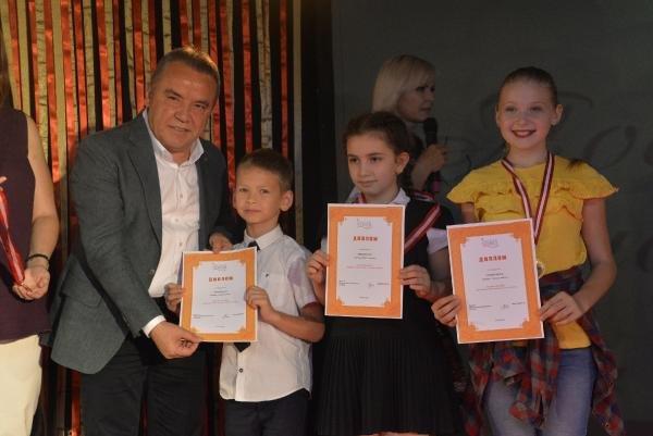 Antalya'da Rus öğrencilerin karne sevinci