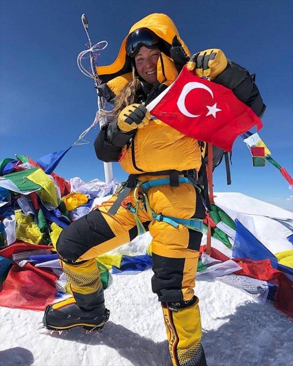 Türk dağcı Gülnur Tumbat, Everest Dağı'na tırmandı