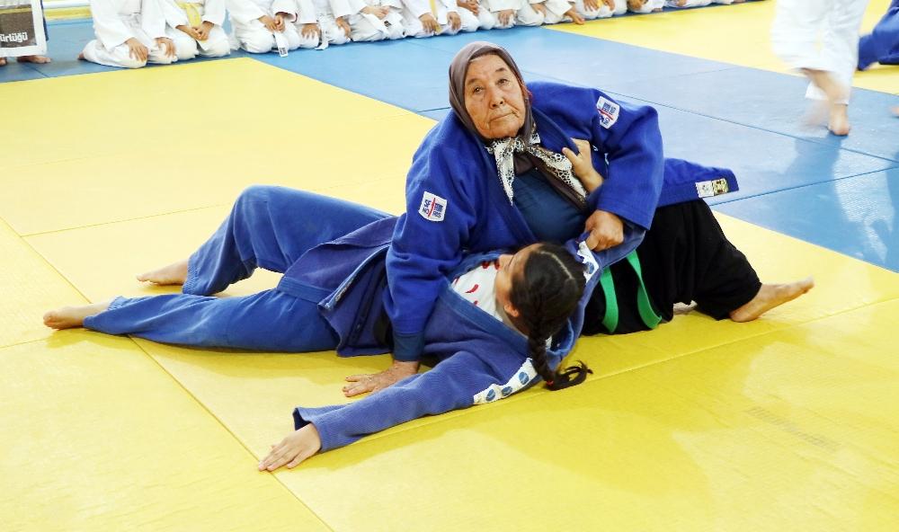 80’lik Ayten Nine judocu oldu