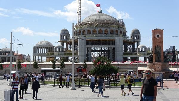 Taksim Camii'ne Türk bayrağı dikildi