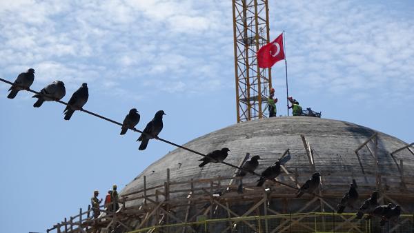 Taksim Camii'ne Türk bayrağı dikildi