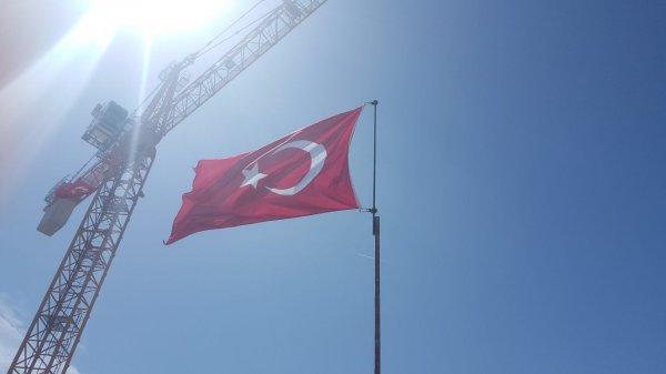Taksim Camii'ne Türk bayrağı dikildi