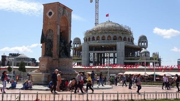 Taksim Camii'ne Türk bayrağı dikildi