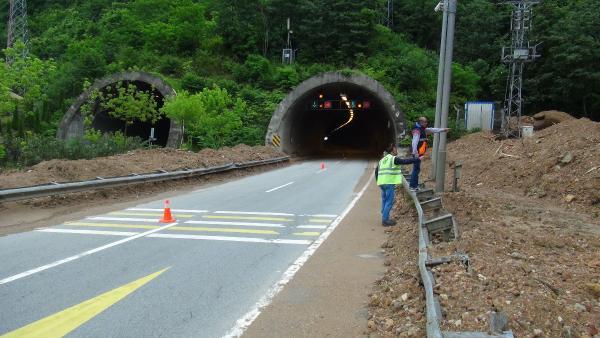 Giresun'daki heyelan sonrası plaj yolu çöktü