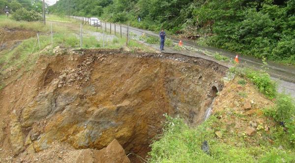 Giresun'daki heyelan sonrası plaj yolu çöktü