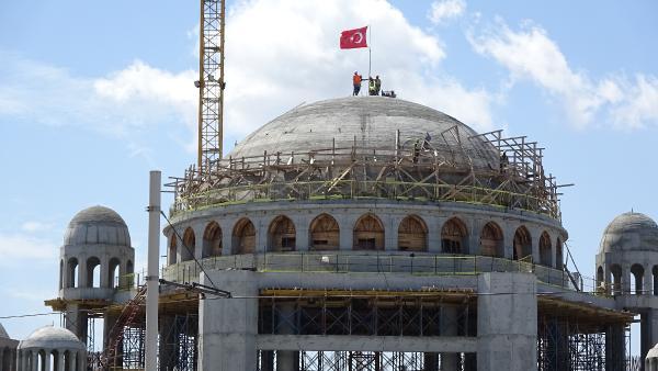 Taksim Camii'ne Türk bayrağı dikildi