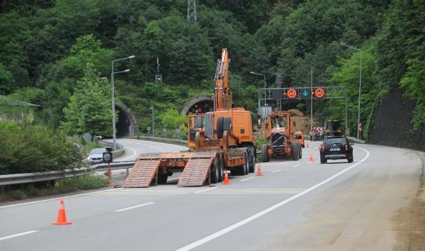 Giresun'daki heyelan sonrası plaj yolu çöktü
