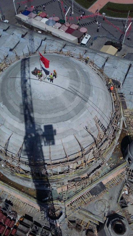 Taksim Camii'ne Türk bayrağı dikildi