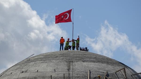 Taksim Camii'ne Türk bayrağı dikildi