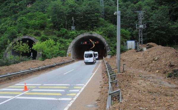 Giresun'daki heyelan sonrası plaj yolu çöktü