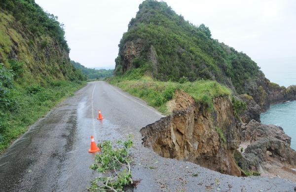 Giresun'daki heyelan sonrası plaj yolu çöktü