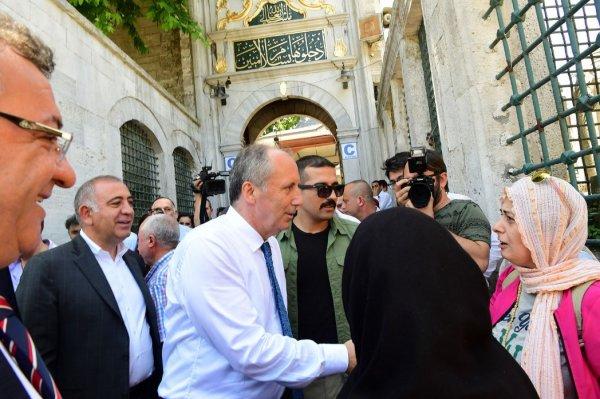 Muharrem İnce Eyüp Sultan Türbesi'ni ziyaret etti