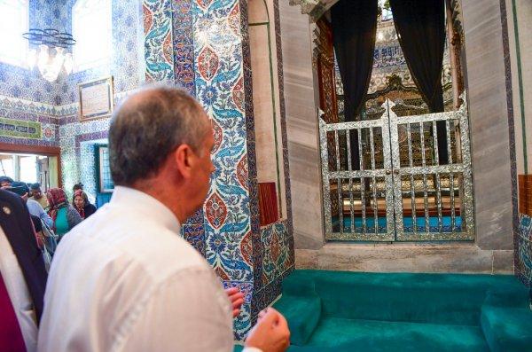 Muharrem İnce Eyüp Sultan Türbesi'ni ziyaret etti