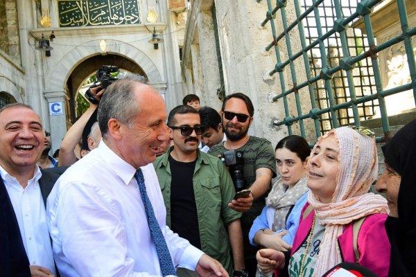 Muharrem İnce Eyüp Sultan Türbesi'ni ziyaret etti