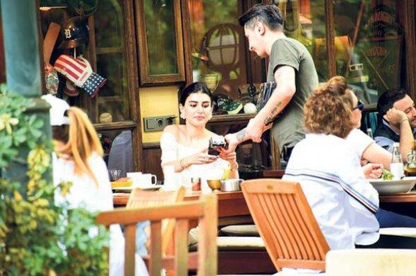 İdil Fırat sevgilisi Mert Fırat'ı ailesiyle tanıştırdı