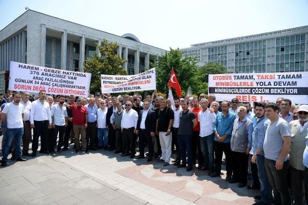Minibüsçülerden İBB önünde protesto