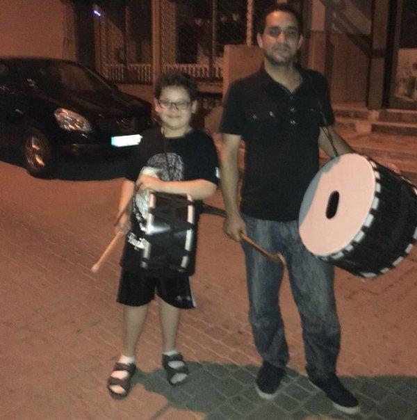 Her gece davulcuyla birlikte davul çalan çocuk