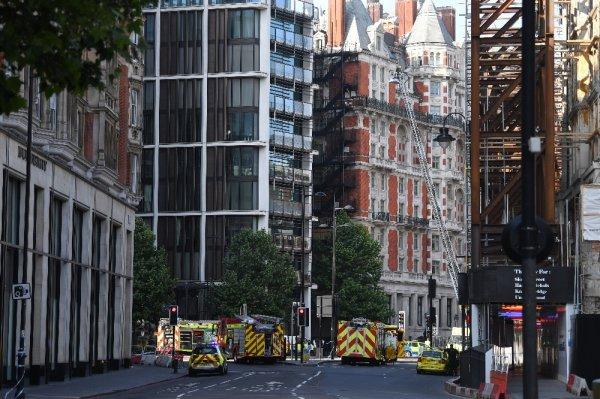 Londra'da 12 katlı otelde yangın çıktı