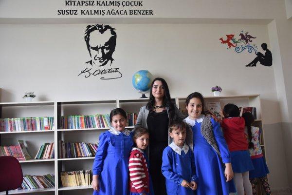 Seminerde topladığı kitaplarla kütüphane kurdu