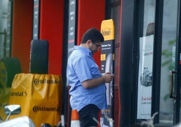 Adil Öksüz'ün kayınbiraderi ABD bayrağını öptü