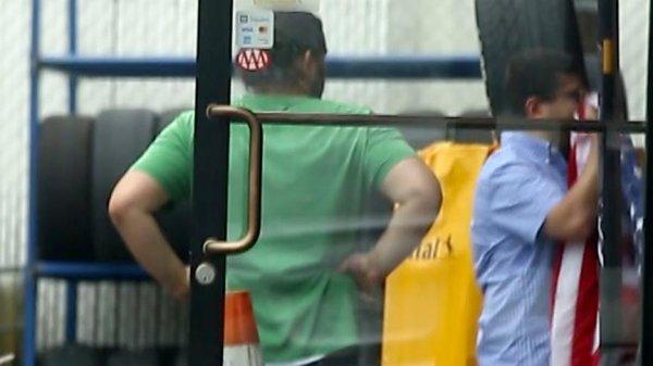 Adil Öksüz'ün kayınbiraderi ABD bayrağını öptü