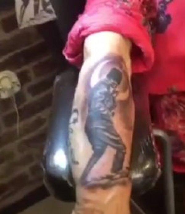 79 yaşında koluna Atatürk dövmesi yaptıran kadın