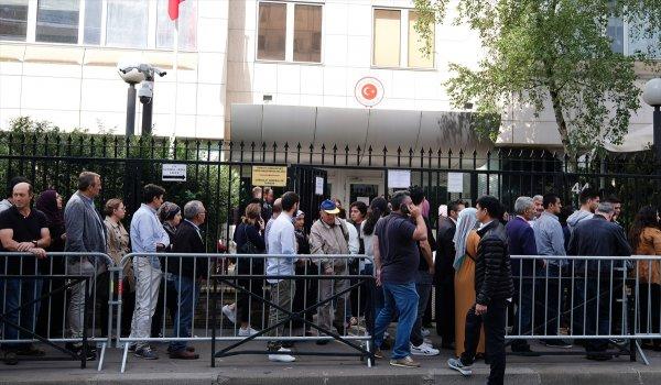 Fransa'da seçmenler sandık başında kuyruk oluştu