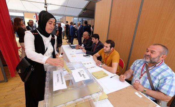 Fransa'da seçmenler sandık başında kuyruk oluştu