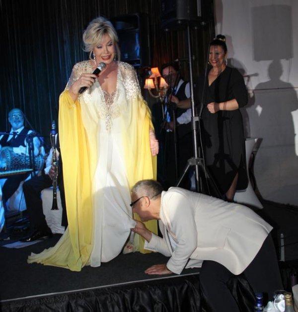 Mehmet Ali Erbil Emel Sayın'ın eteklerini öptü