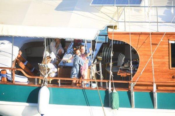 Burçin Terzioğlu arkadaşlarıyla tatilde