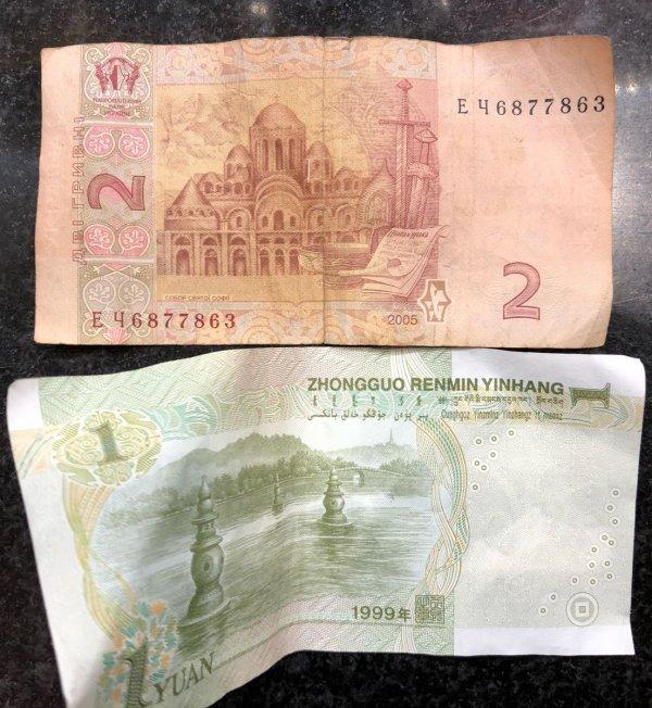 Turist otel camından para fırlattı