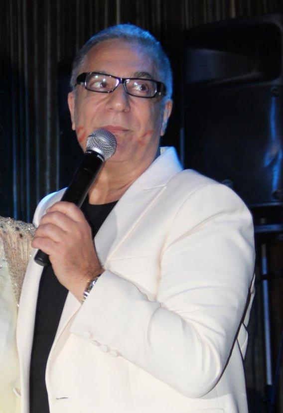 Mehmet Ali Erbil Emel Sayın'ın eteklerini öptü