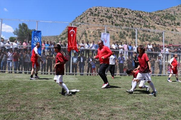 Bakan Bak Türk bayrağını asan çocuklarla maç yaptı