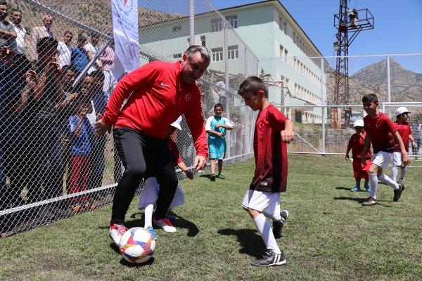 Bakan Bak Türk bayrağını asan çocuklarla maç yaptı